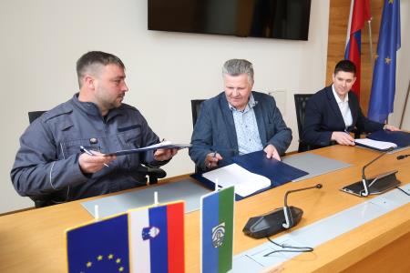 Podpis pogodbe VGV 1 za PGD Dolenja vas 04 Foto Ljubo Vukelič